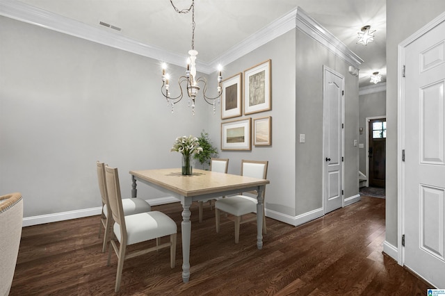 dining area with crown molding, dark wood-style flooring, an inviting chandelier, baseboards, and visible vents