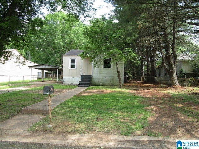 view of front of home featuring fence, a carport, and a front yard
