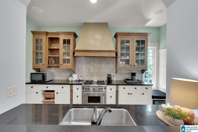 364 Stone Brook Cir, Hoover, AL 35226 - kitchen with dark countertops, stainless steel range, black microwave, a sink, and custom exhaust hood