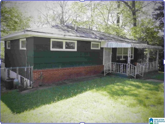 view of front facade featuring a front lawn and covered porch