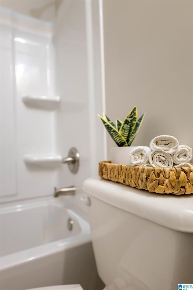 full bath with toilet and tub / shower combination