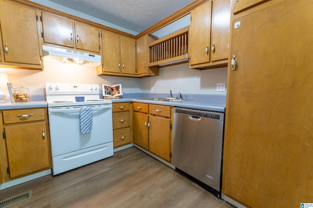 kitchen with white electric range, dark wood-type flooring, under cabinet range hood, a sink, and dishwasher