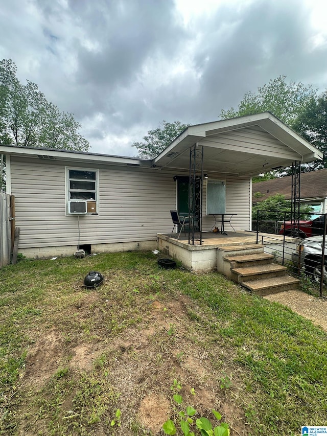 manufactured / mobile home featuring fence, covered porch, cooling unit, and a front yard
