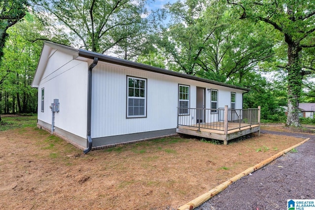 manufactured / mobile home featuring a wooden deck