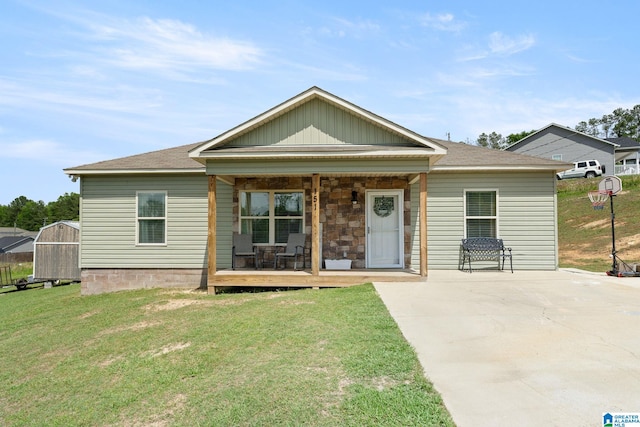 view of front of property with covered porch, driveway, and a front yard