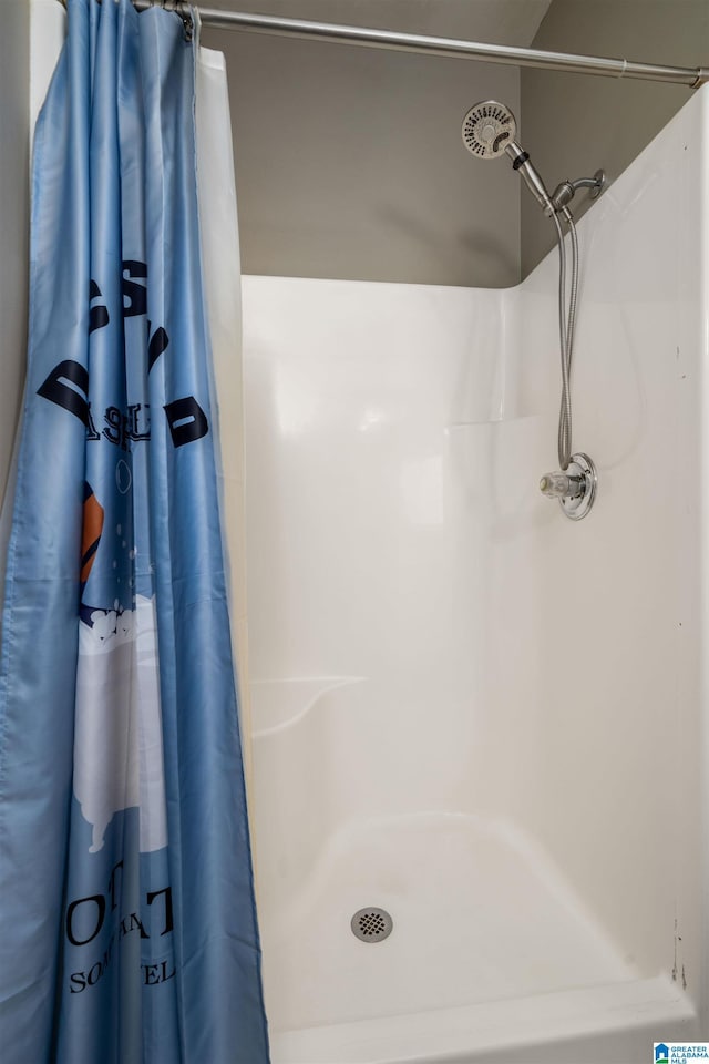 4126 Jubilee Ln, Moody, AL 35004 - bathroom with curtained shower