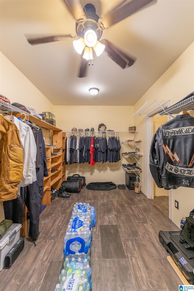 walk in closet featuring a ceiling fan and wood tiled floor
