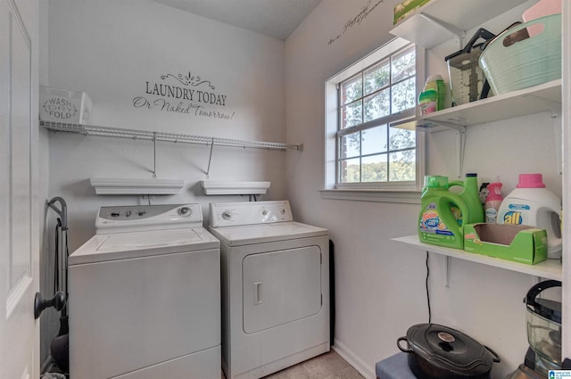 washroom featuring laundry area, baseboards, and independent washer and dryer