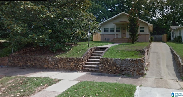 view of front of house with a front lawn