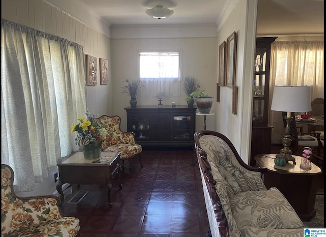 2121 47th Pl, Birmingham, AL 35208 - living area with crown molding