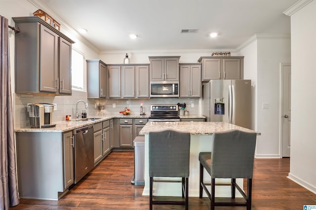 1064 Timberline Rdg, Calera, AL 35040 - kitchen with a sink, stainless steel appliances, visible vents, gray cabinetry, and a kitchen island