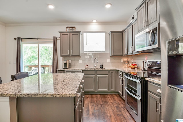 1064 Timberline Rdg, Calera, AL 35040 - kitchen featuring a sink, gray cabinetry, and appliances with stainless steel finishes