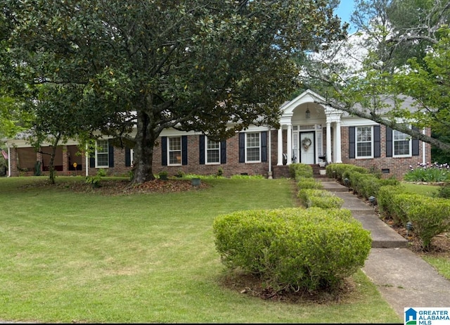 view of front of property featuring crawl space, brick siding, and a front yard