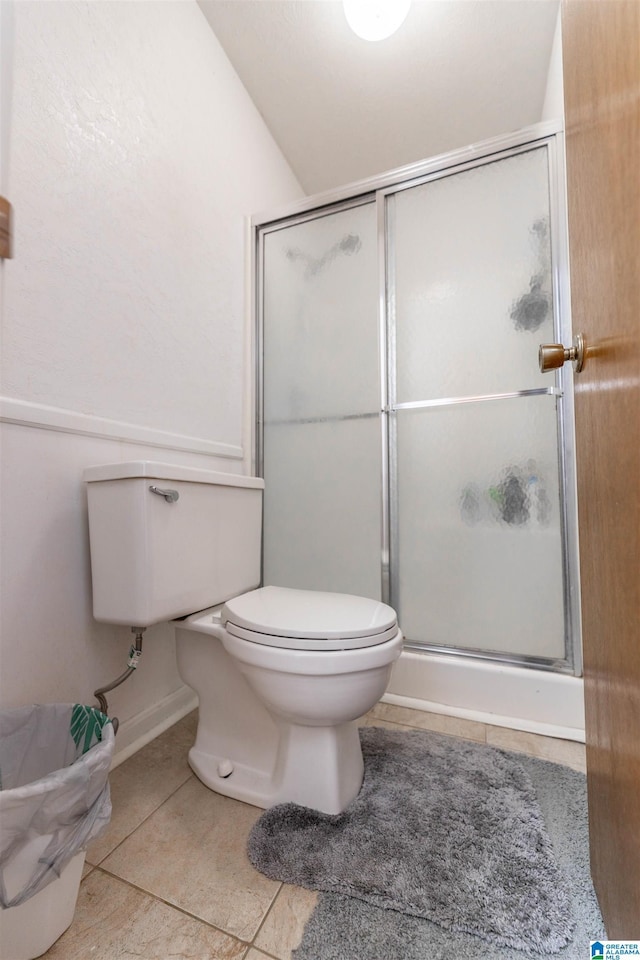 1111 Creek Trl, Anniston, AL 36206 - full bath featuring a shower stall, tile patterned flooring, toilet, and vaulted ceiling