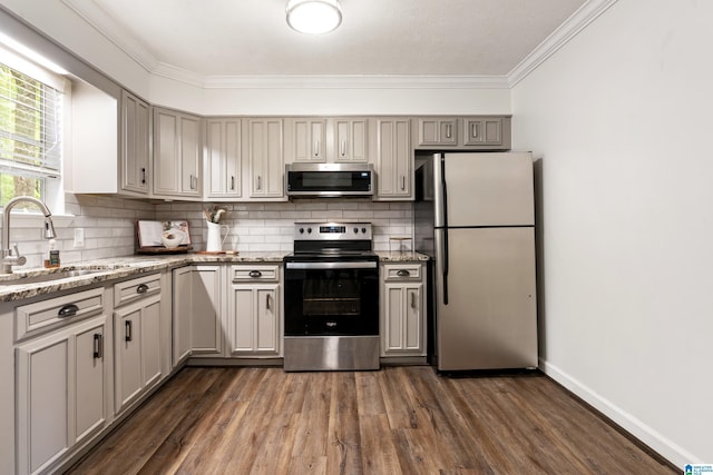 816 8th Cir N, Pell City, AL 35125 - kitchen with appliances with stainless steel finishes, a sink, crown molding, dark wood-type flooring, and backsplash