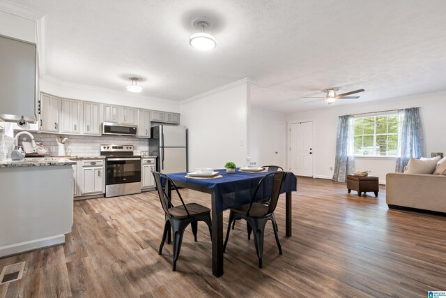 816 8th Cir N, Pell City, AL 35125 - dining room with wood finished floors, a ceiling fan, crown molding, and baseboards