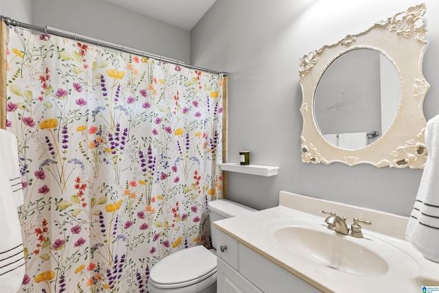 full bath with toilet, vanity, and a shower with curtain