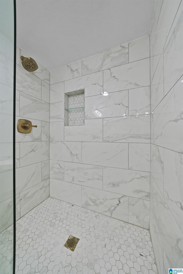 bathroom featuring tiled shower