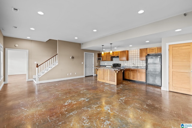 825 Dogwood Ln, Ashville, AL 35953 - kitchen with freestanding refrigerator, baseboards, recessed lighting, and a sink
