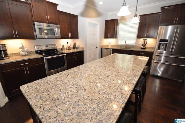298 Appleford Rd, Helena, AL 35080 - kitchen with appliances with stainless steel finishes, a sink, a kitchen island, crown molding, and a breakfast bar area