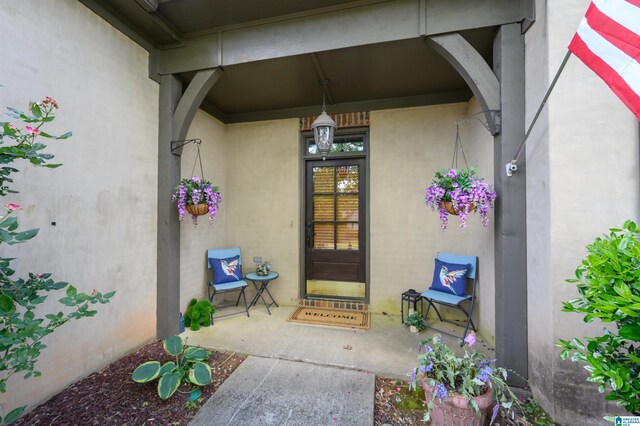 view of exterior entry featuring stucco siding