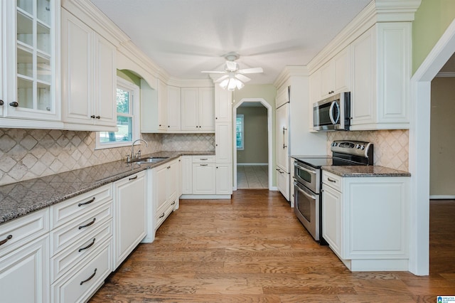 320 Cambo Ln, Hoover, AL 35244 - kitchen with stainless steel appliances, a sink, ceiling fan, and dark stone counters