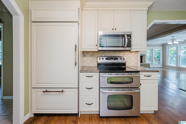 320 Cambo Ln, Hoover, AL 35244 - kitchen with stainless steel appliances, wood finished floors, tasteful backsplash, ceiling fan, and baseboards