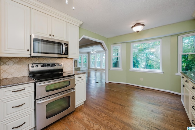 320 Cambo Ln, Hoover, AL 35244 - kitchen with stainless steel appliances, light wood-style flooring, baseboards, plenty of natural light, and a textured ceiling