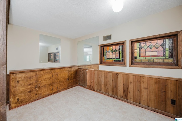 320 Cambo Ln, Hoover, AL 35244 - empty room with a wainscoted wall and a textured ceiling
