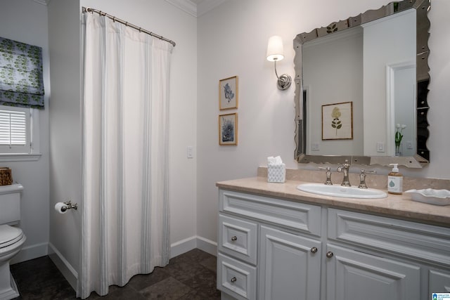 full bath featuring toilet, vanity, baseboards, ornamental molding, and a shower with curtain
