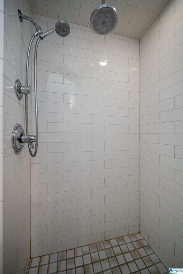 bathroom featuring tiled shower