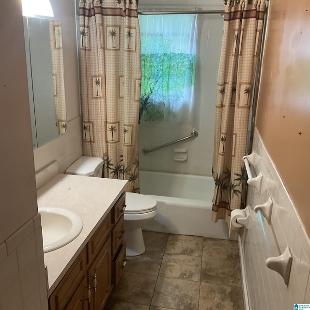 full bathroom with toilet, plenty of natural light, vanity, and shower / bath combo with shower curtain