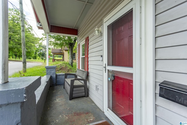 property entrance with covered porch