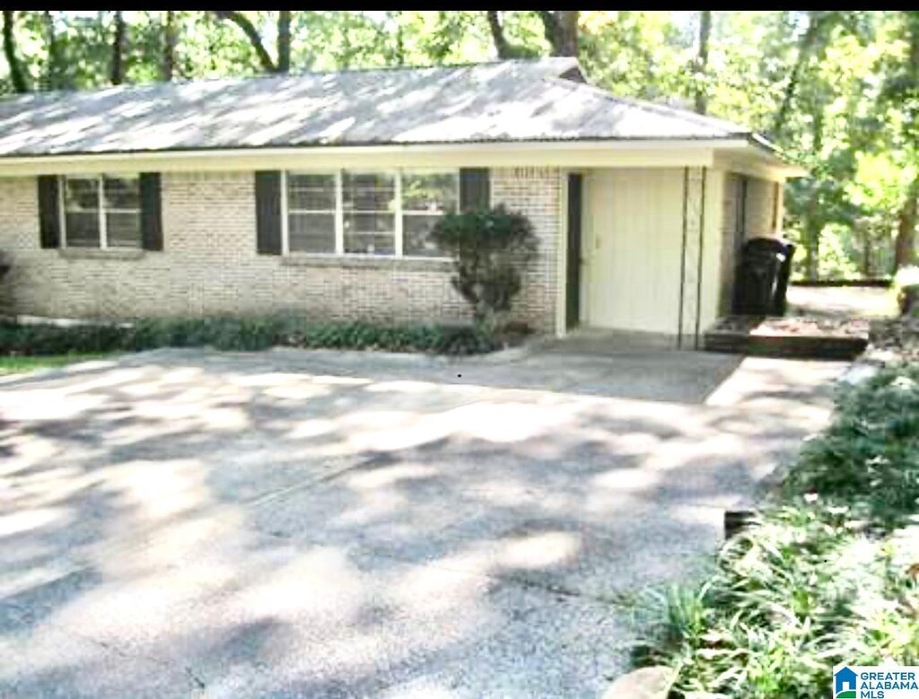 2961 Donita Dr, Vestavia Hills, AL 35243 - single story home with brick siding