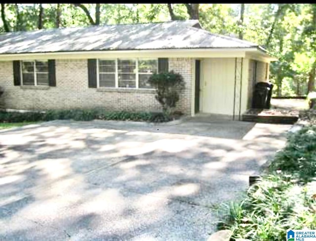 2961 Donita Dr, Vestavia Hills, AL 35243 - single story home with brick siding