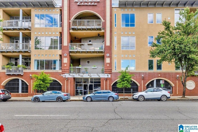 view of apartment building / complex