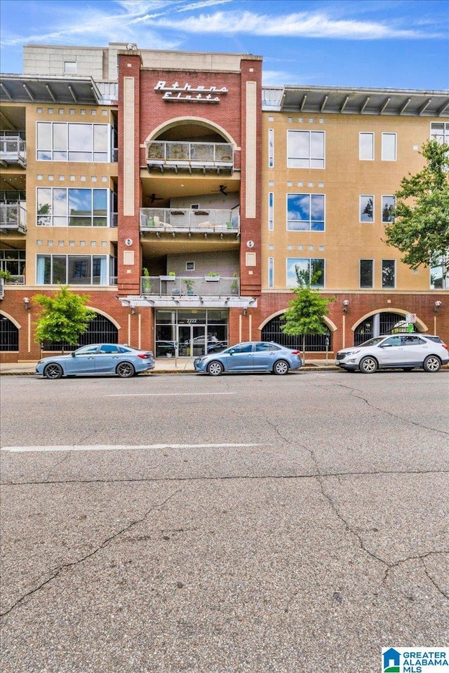 view of apartment building / complex