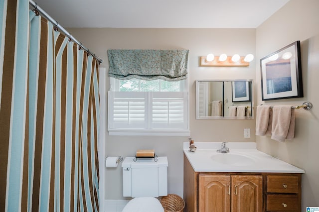 full bath with toilet, vanity, and a shower with curtain