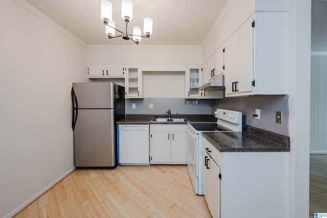 kitchen with white appliances, under cabinet range hood, a sink, a chandelier, and light wood finished floors