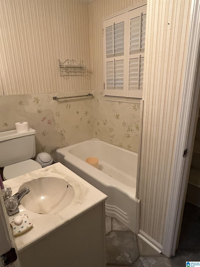 1003 7th St S, Clanton, AL 35045 - full bathroom featuring wallpapered walls, a bathtub, a sink, and toilet