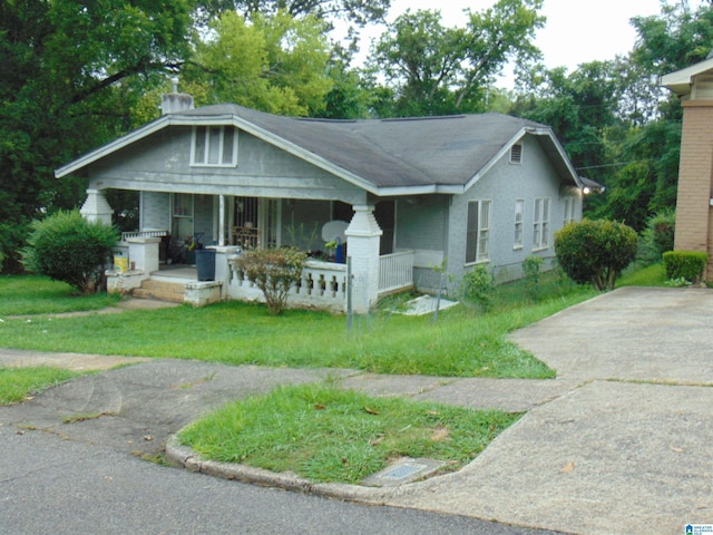 view of front facade featuring covered porch and a front yard