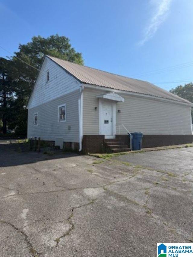 view of front facade featuring metal roof