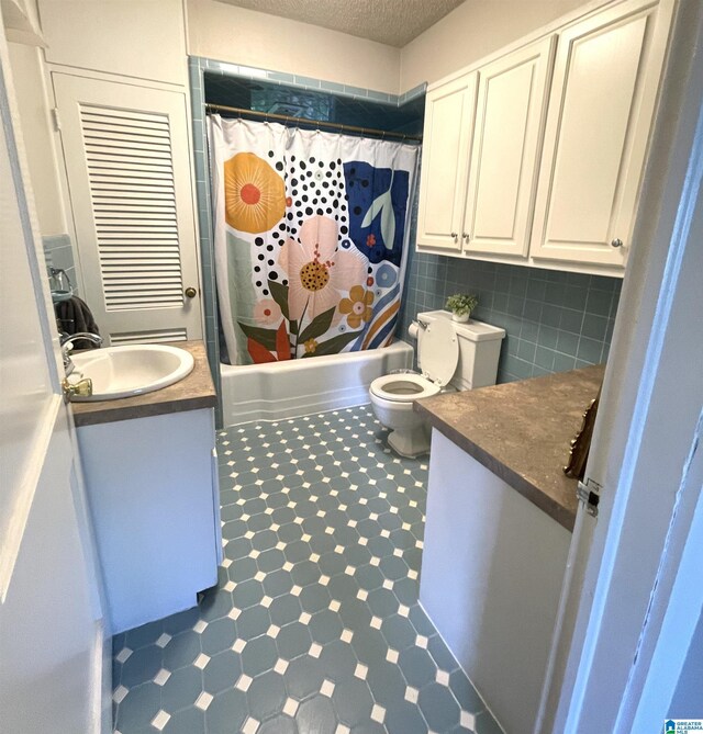2020 Warrior Jasper Rd, Warrior, AL 35180 - full bathroom featuring vanity, toilet, shower / bath combination with curtain, and a textured ceiling