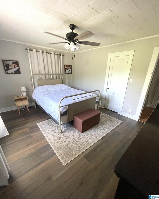 2020 Warrior Jasper Rd, Warrior, AL 35180 - bedroom featuring dark wood-style flooring, baseboards, and ceiling fan