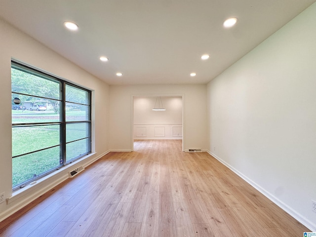 unfurnished room featuring light wood-style flooring, recessed lighting, and baseboards