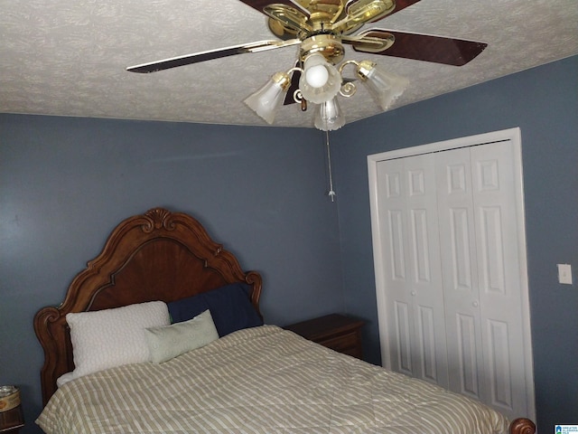 bedroom featuring a closet, a ceiling fan, and a textured ceiling