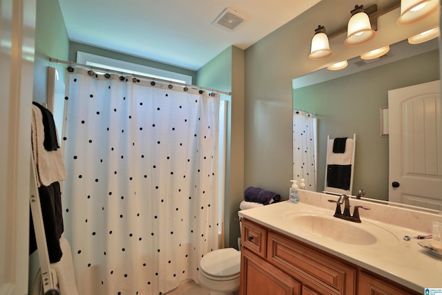 full bath with toilet, vanity, and a shower with curtain