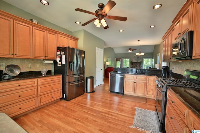 kitchen with stainless steel appliances, a ceiling fan, recessed lighting, a peninsula, and backsplash