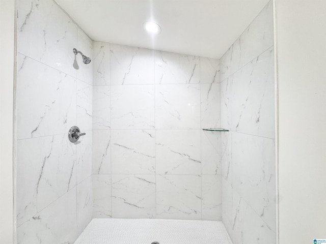 bathroom featuring tiled shower