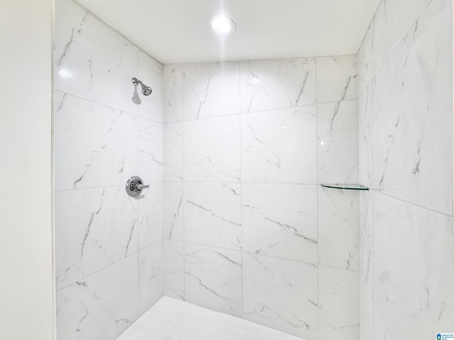 full bathroom featuring a tile shower